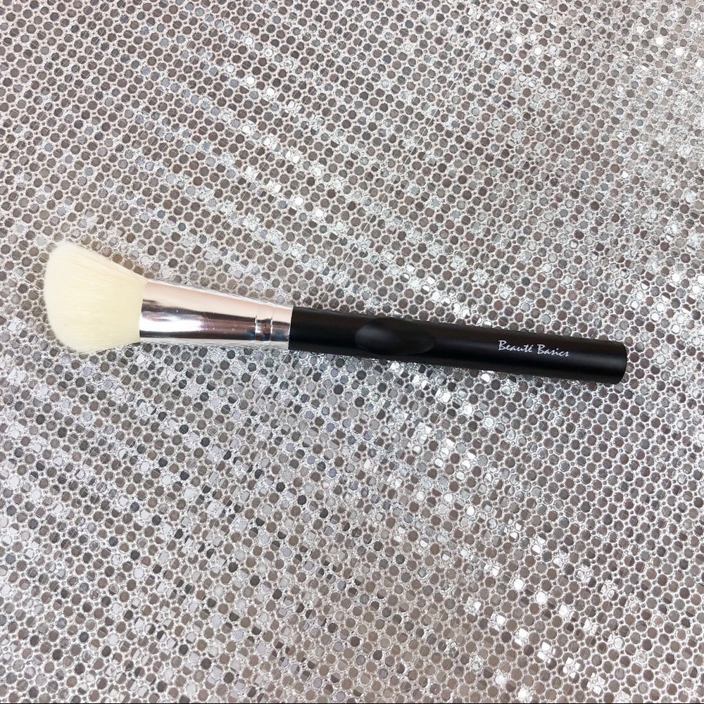 New! Beaute Basics Contour Brush C405 Black